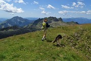 68 Erica ed io con Dori scendiamo dalla lunga cresta ovest ai Laghi Gemelli